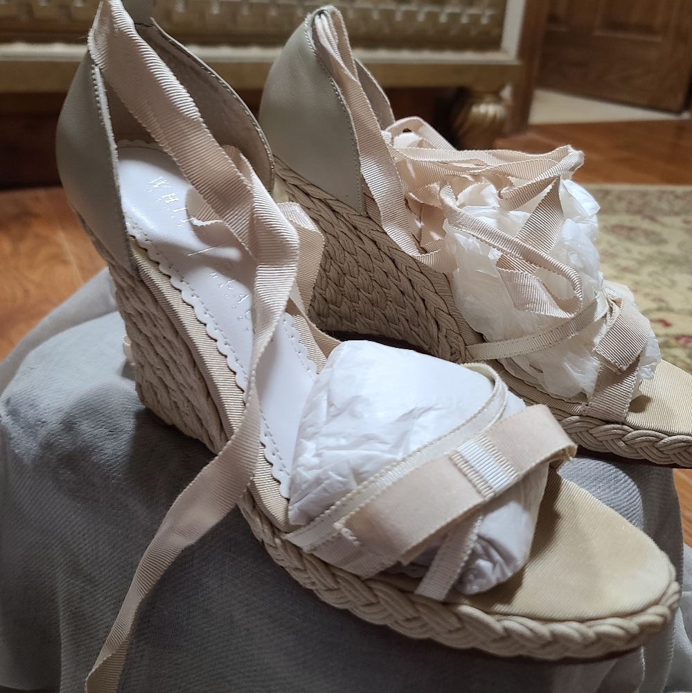 White House Black Market size 8.5 cream wedge